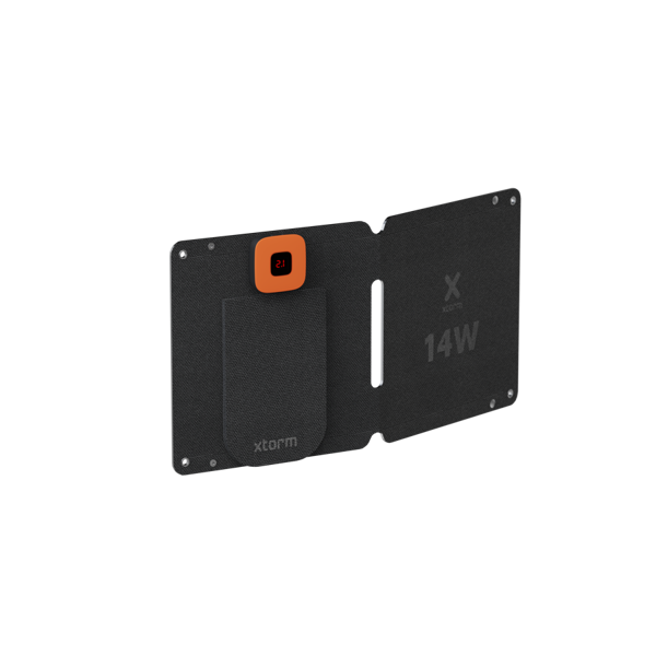 Panel solar negro X-storm de 14W, abierto. Tiene una pantalla naranja que muestra '2:1'. El panel está sobre una superficie negra.