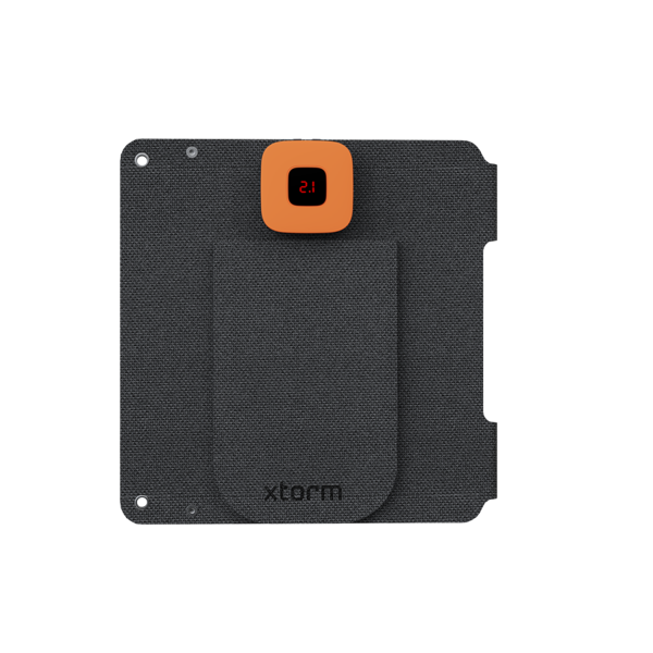 Dispositivo rectangular gris oscuro con un cuadrado naranja en la parte superior que muestra el número 2.1. Se ve la marca 'xtorm'.