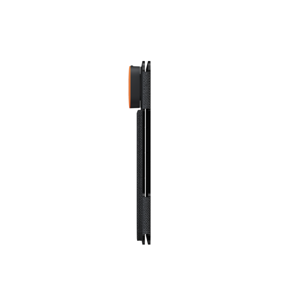 Un dispositivo negro, posiblemente un teléfono o accesorio, se muestra de perfil sobre un fondo negro. Se ve un elemento naranja.