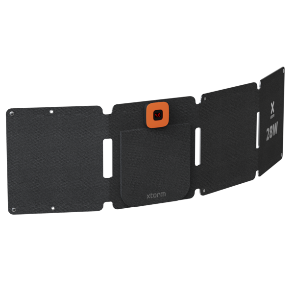 Un panel solar negro plegado con una pantalla naranja que muestra 4.8. El panel está etiquetado como 'xtorm' y '28W'.