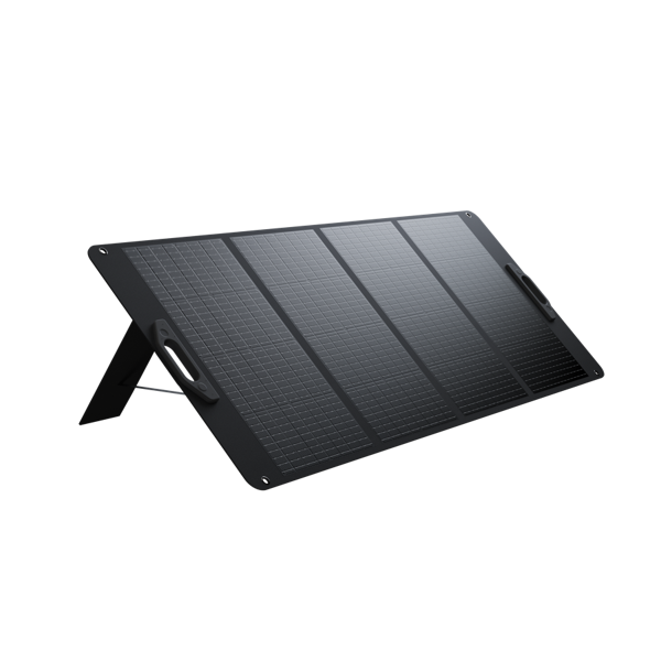 Un panel solar negro está apoyado en un soporte negro. Tiene cuatro secciones y un asa en la parte superior. El fondo es negro.