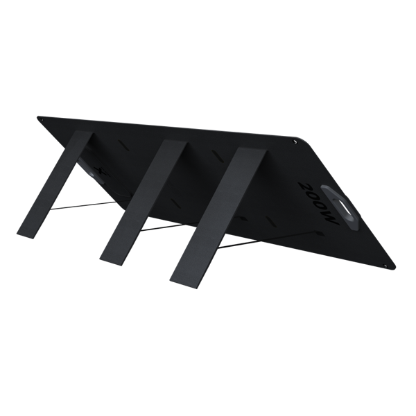 Un panel solar negro con tres patas de soporte está en ángulo. El panel tiene escrito 200W. El fondo es negro.