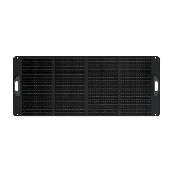Un panel solar negro rectangular con cuatro secciones y dos asas. Está sobre un fondo negro.