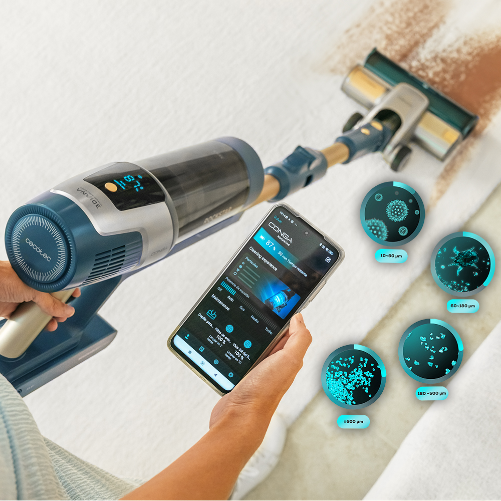 Una aspiradora inalámbrica con pantalla digital es sostenida por una persona. Un smartphone muestra detalles de limpieza. Vistas microscópicas de partículas de polvo son visibles.