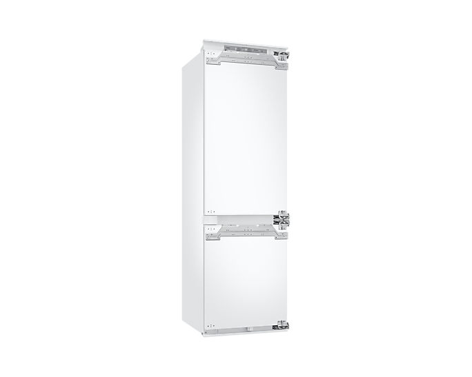 Ein weißer, eingebauter Kühlschrank mit zwei Abschnitten. Der obere Abschnitt ist ein Kühlschrank, der untere ein Gefrierschrank. Der Hintergrund ist schwarz.