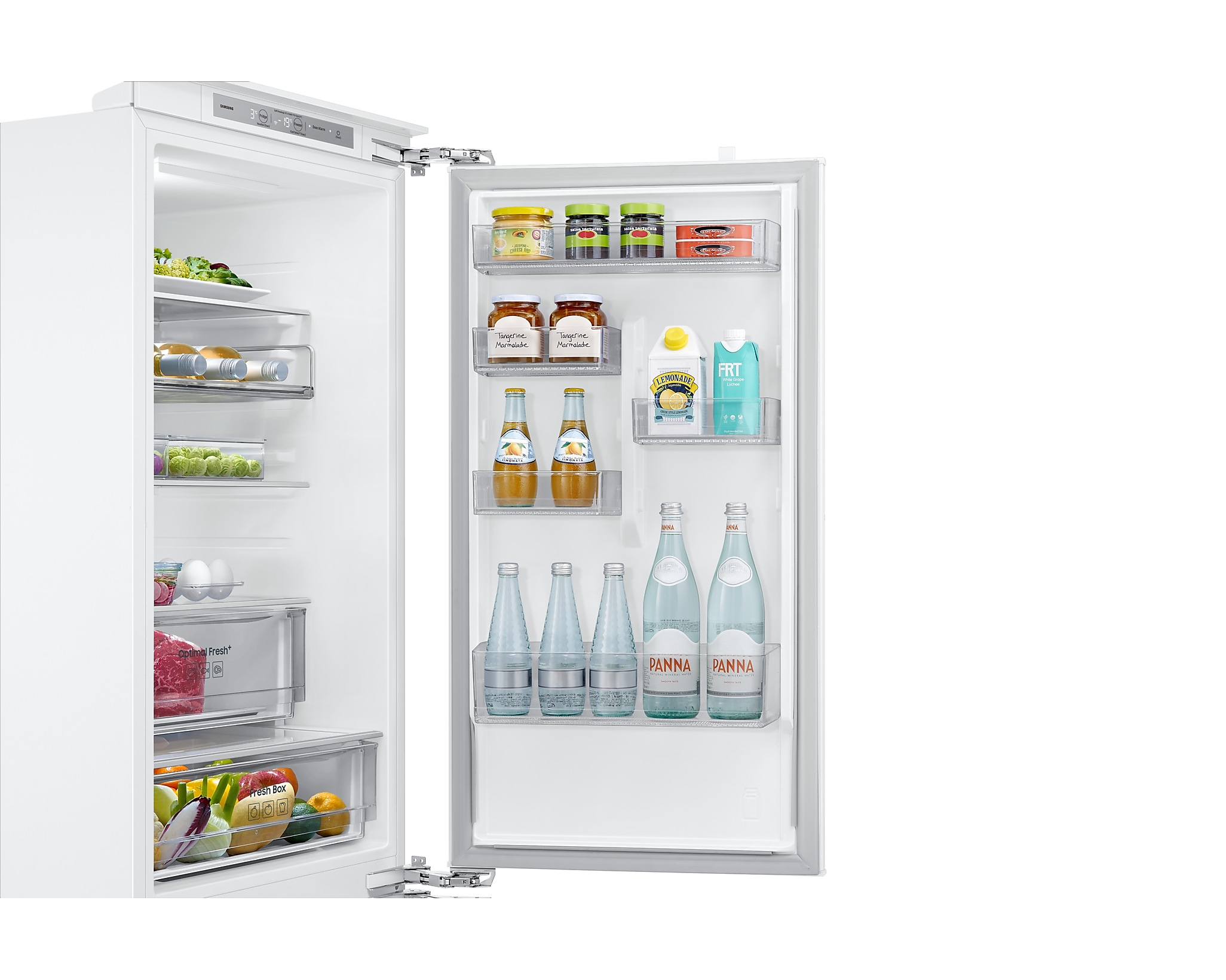 Offener Kühlschrank mit Lebensmitteln gefüllt. Gläser, Flaschen und Behälter mit verschiedenen Artikeln, darunter Wasserflaschen und frische Produkte.