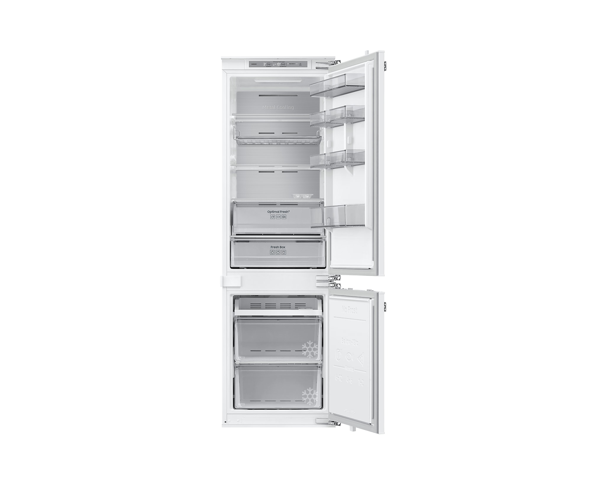 Ein weißer Kühlschrank ist geöffnet und zeigt Regale, Schubladen und den Gefrierschrank. Aufkleber weisen auf Funktionen wie 'Metal Cooling' und 'No Frost' hin.