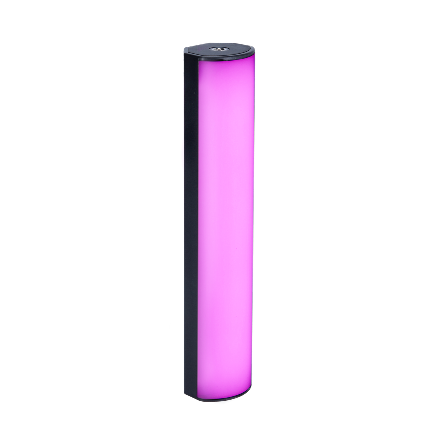 Une lumière cylindrique verticale avec des bords noirs et une lueur rose. Le fond est noir uni.