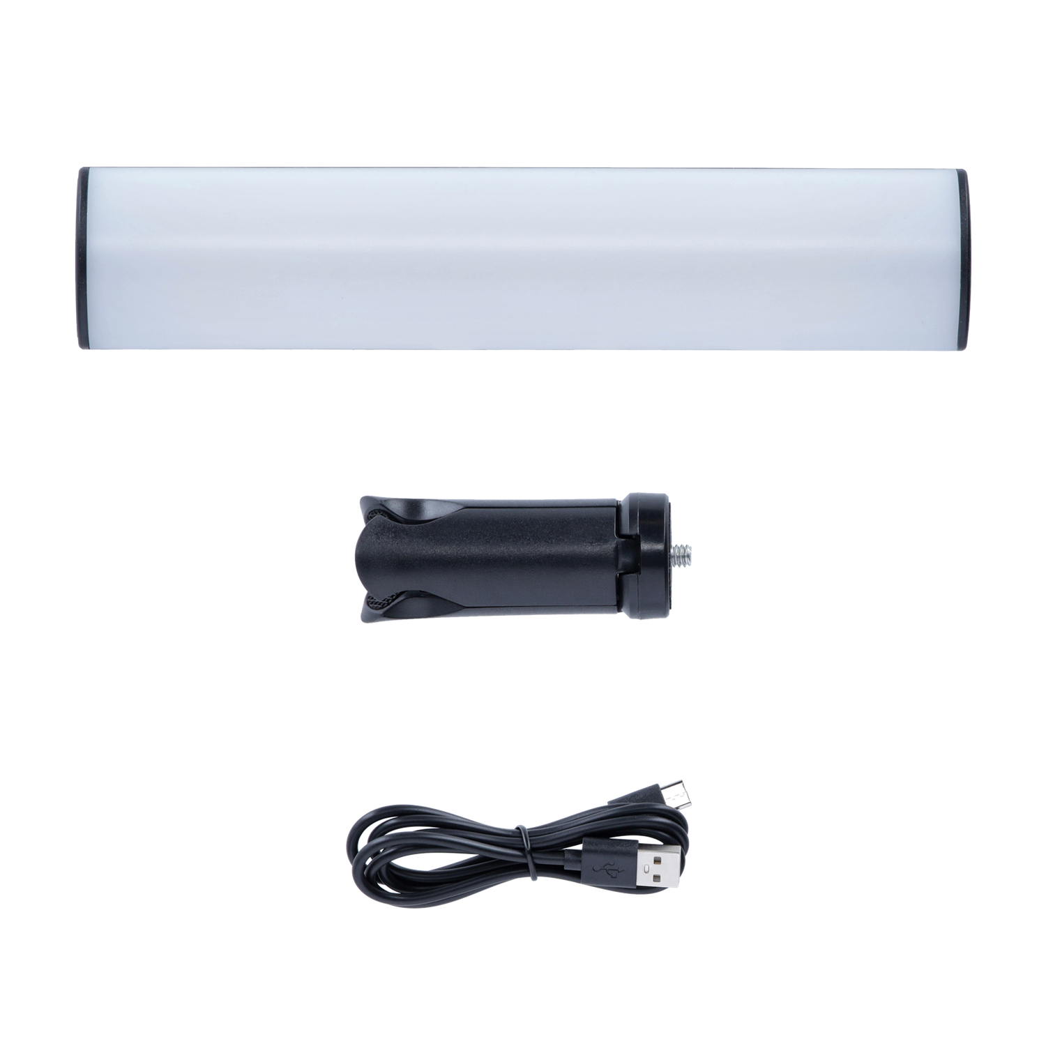Une lumière LED blanche, un trépied noir et un câble USB noir sur fond noir.