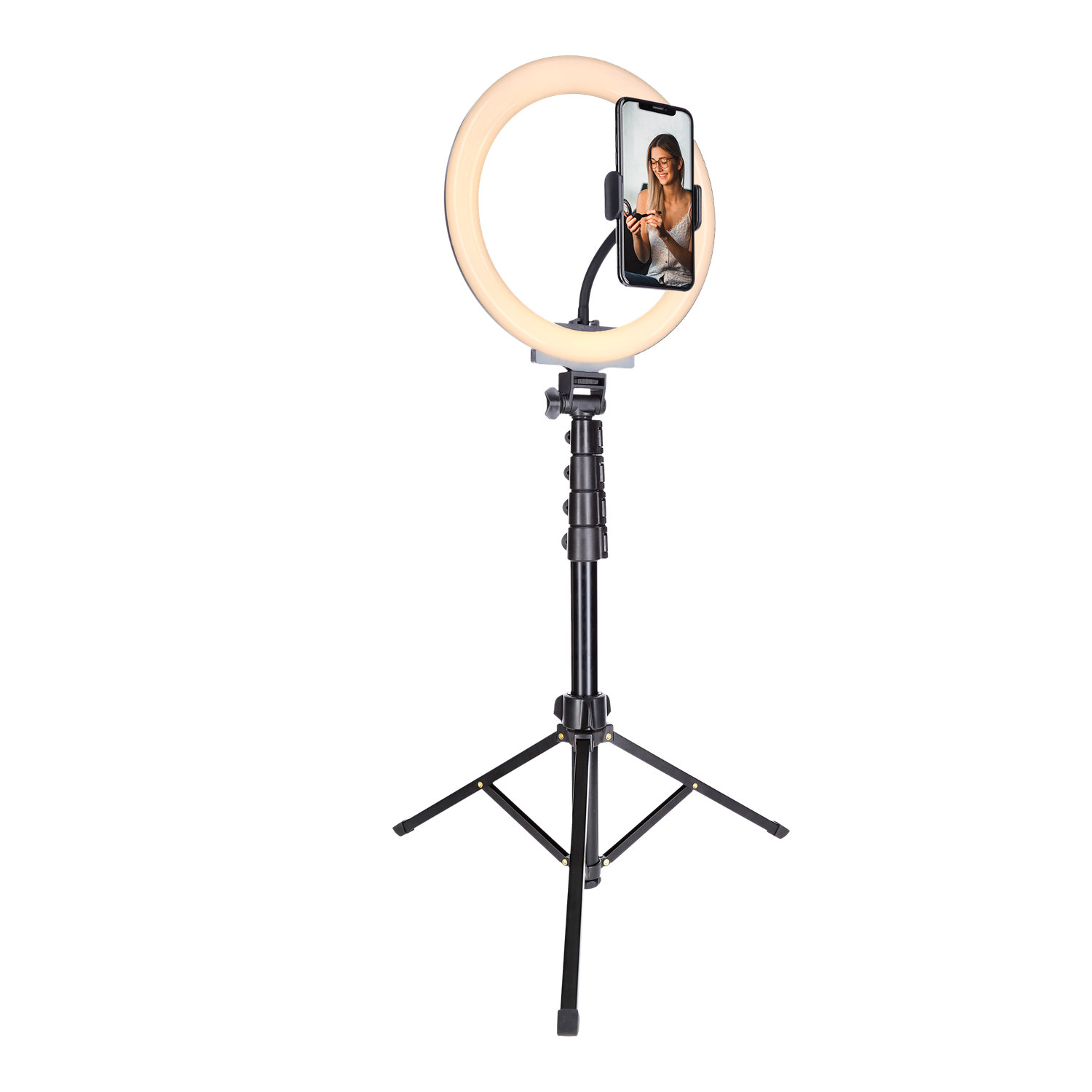 Een ringlamp met een telefoon eraan bevestigd, waarop een persoon te zien is. De lamp staat op een statief. Zwarte achtergrond.