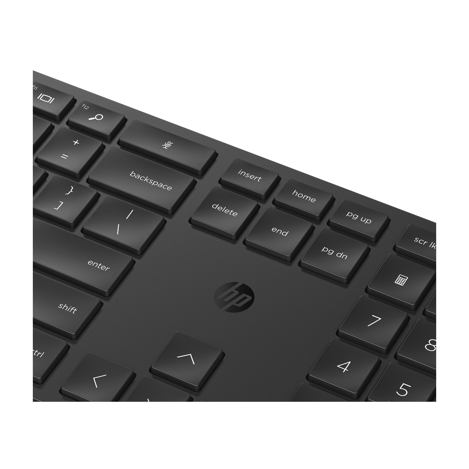 Primo piano di una tastiera HP nera. I tasti sono etichettati con funzioni e simboli. Il logo HP è visibile.