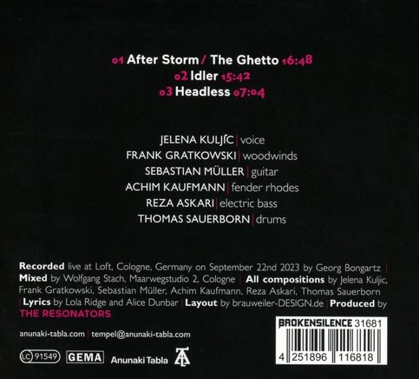CD-Cover mit Songtiteln, Künstlernamen und Produktionsdetails. Schwarzer Hintergrund, weißer und rosa Text. Barcode unten.