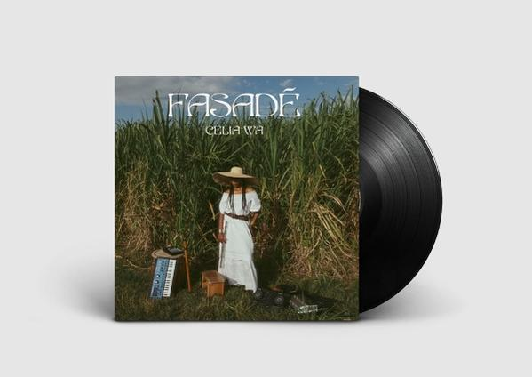 Albumcover mit einer Frau in weißem Kleid und Hut in einem Feld. Schallplatte rechts. Der Albumtitel lautet 'Fasadé'.