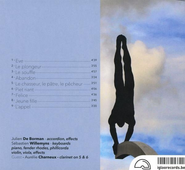 Eine Silhouette eines Tauchers in der Luft, mit hochgestreckten Beinen, vor einem blau-weißen Himmel. Albumdetails und Credits sind links sichtbar.