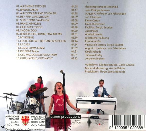 Kinder musizieren auf der Bühne: ein Mädchen singt, ein Junge spielt Klavier, ein anderer Schlagzeug. Albumcover mit Text.