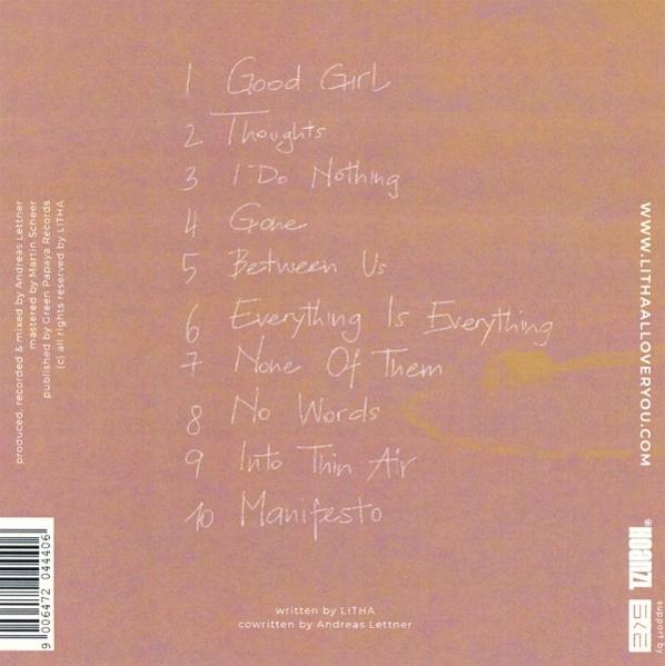 Rückseite des Albums mit handschriftlicher Titelliste in Weiß. Der Hintergrund ist pfirsichfarben-rosa. Enthält Credits und Website-URL.