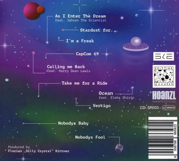 CD-Cover mit Weltraum-Thema. Enthält Songtitel, Künstlercredits, ein UFO und Logos auf einem lila und blauen Hintergrund.