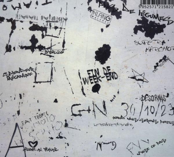 Eine weiße Wand mit schwarzen Graffiti. Text enthält "FIN DE WEEK-END", "30/10/23", "KLANG GALERIE" sowie verschiedene Sätze und Wörter.