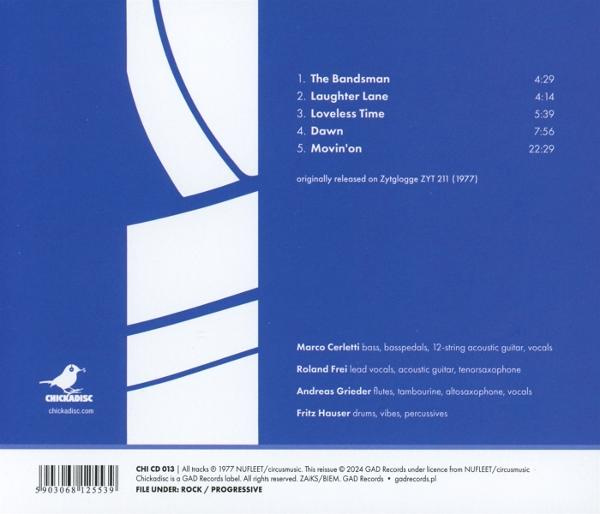 Blaues Albumcover mit Text und Vogellogo. Titelliste und Musikercredits sind aufgeführt. Der Hintergrund hat weiße und blaue Formen.