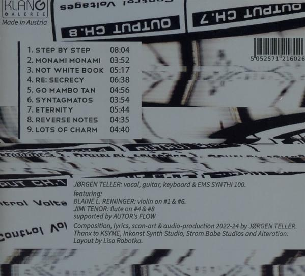 Albumcover mit Titelliste und Credits. Schwarz-Weiß-Design mit Glitch-Effekt. Enthält Text und einen Barcode.