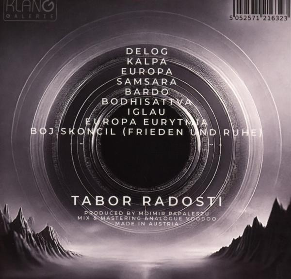 Albumcover mit konzentrischen Kreisen. Text enthält Songtitel und Künstlerinformationen. Berge befinden sich am unteren Rand. Schwarz und weiß.