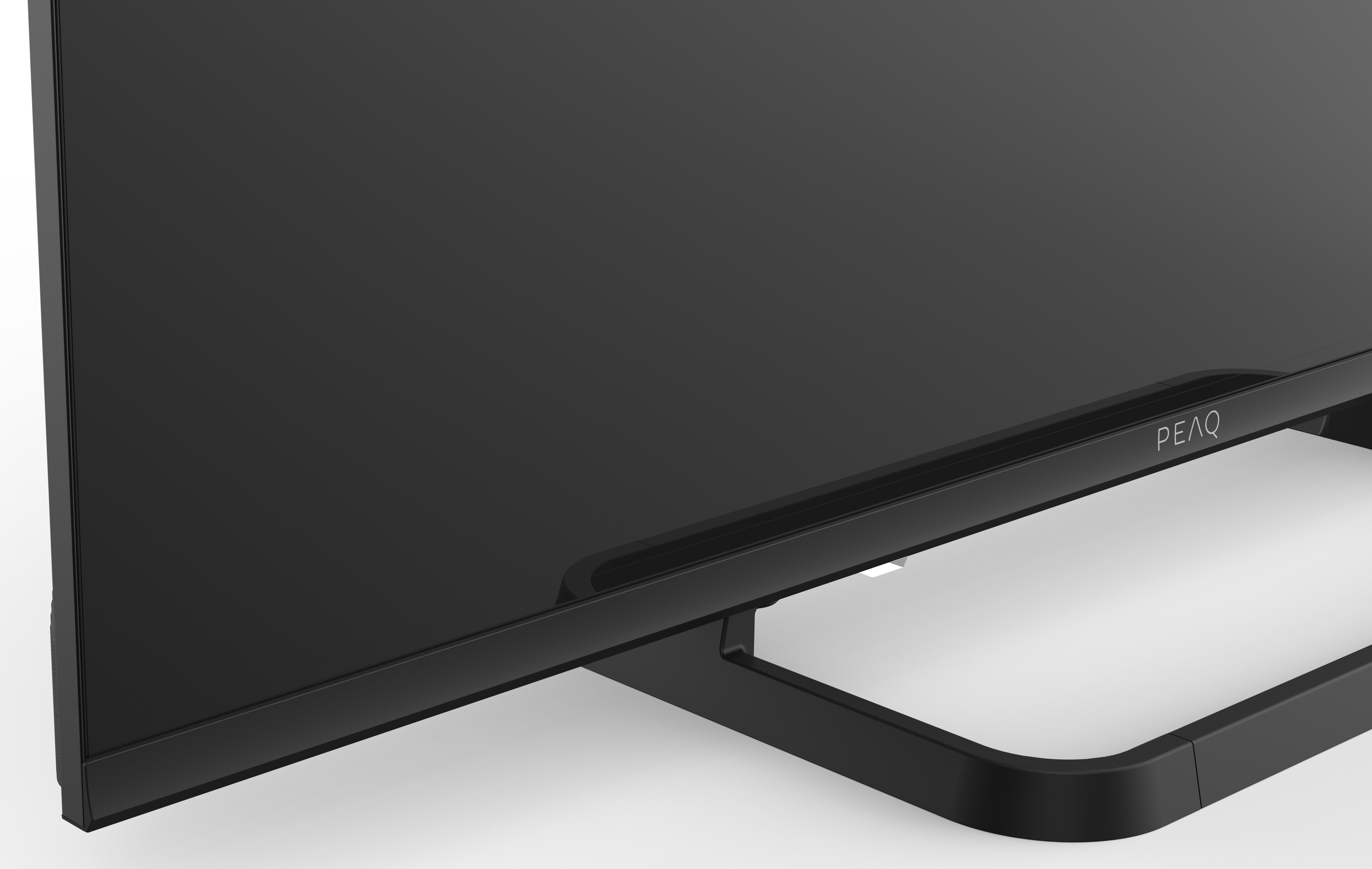 Czarny telewizor z czarną podstawą na białej powierzchni. Widoczna nazwa marki PEAQ.