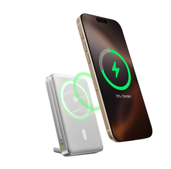Bir telefon kablosuz şarj oluyor. Altında gri bir taşınabilir şarj cihazı duruyor. Telefon %75 şarj gösteriyor. Yeşil şarj simgeleri görünür.