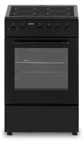 Czarna kuchenka elektryczna z czterema palnikami, pokrętłami i piekarnikiem z przeszklonymi drzwiami. Kuchenka stoi na białej powierzchni.