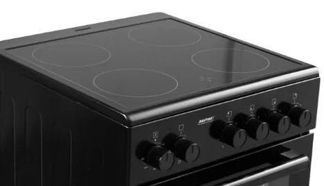 Czarna kuchenka elektryczna z czterema palnikami. Widoczne pokrętła do regulacji temperatury. Z przodu nazwa marki MPM.