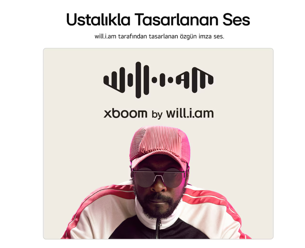 will.i.am, pembe şapka ve güneş gözlüğü takmış, will.i.am'in xboom'unu tanıtıyor, ses markası. Üstte metin: 'Uzman Tasarımı Ses'.
