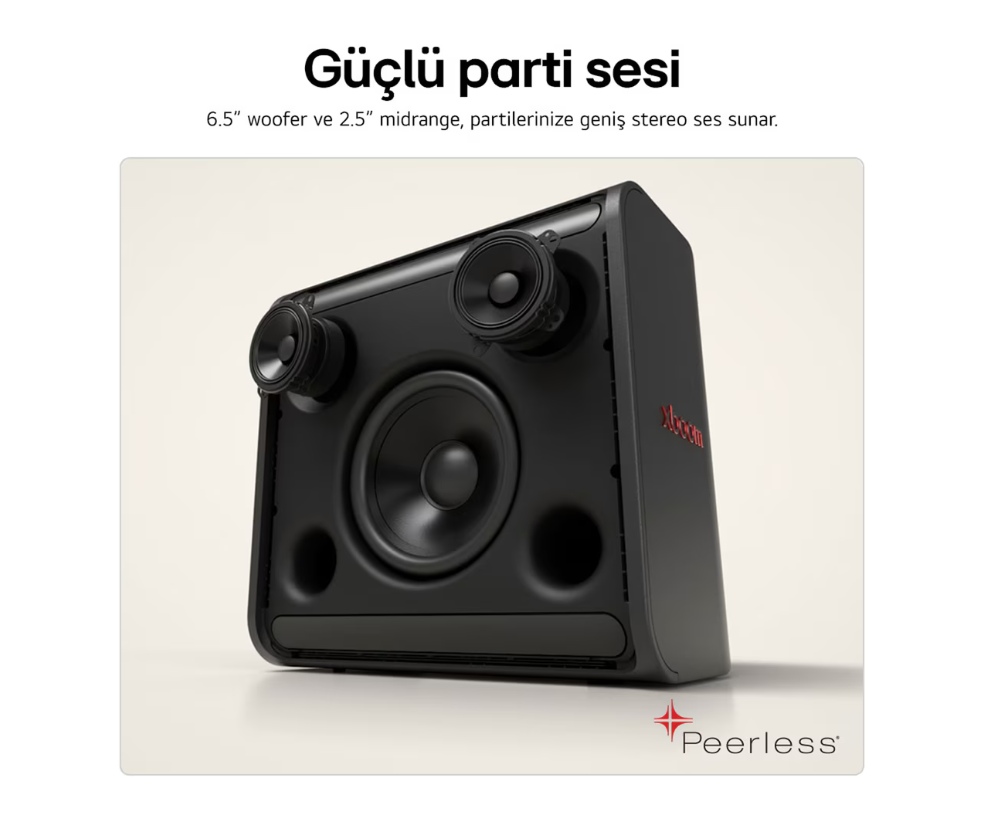 Siyah hoparlör, üç hoparlör, kırmızı logo ve metin, krem arka plan üzerinde. Alt kısımda Peerless logosu.