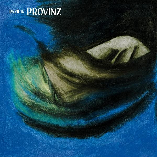 Abstrakte Kunst mit blauen, schwarzen und grünen Farbtönen. Das Wort "PAZIFIK PROVINZ" steht oben. Eine helle Form erscheint in der Mitte.