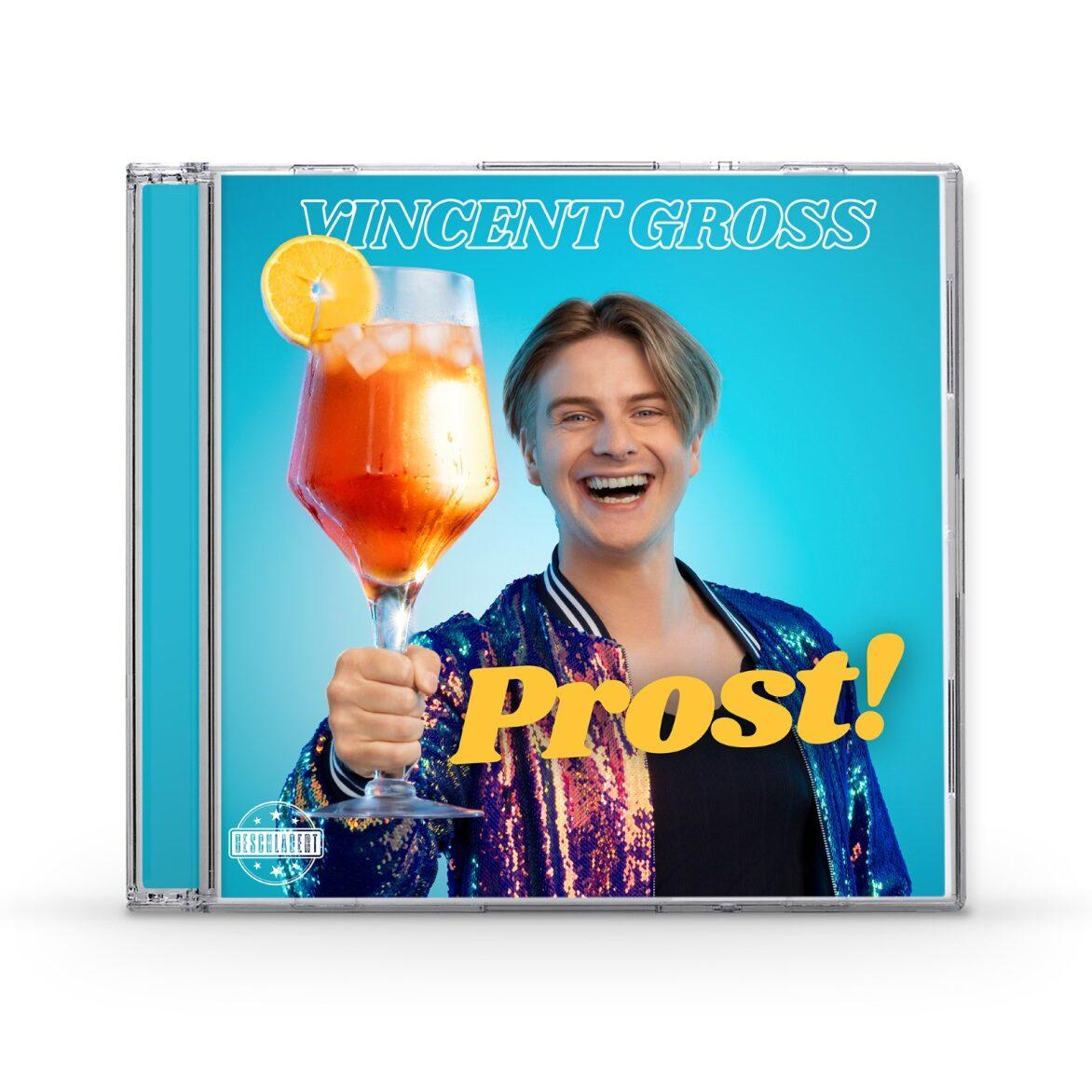 Ein Mann hält einen Cocktail mit Orangenscheibe. Albumcover mit "Vincent Gross" und "Prost!". Hintergrund hellblau.