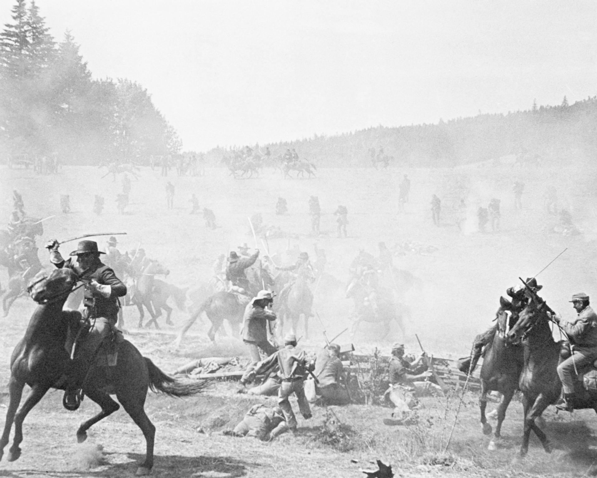 Bürgerkriegsschlachtszene mit Reitersoldaten, Rauch und gefallenen Soldaten auf einem Feld.