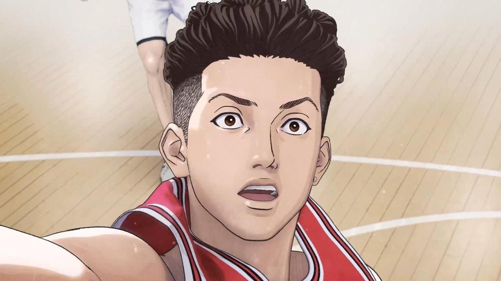 Nahaufnahme eines Basketballspielers im Anime-Stil. Er hat braune Haare, trägt ein rotes Trikot und wirkt überrascht auf dem Spielfeld.