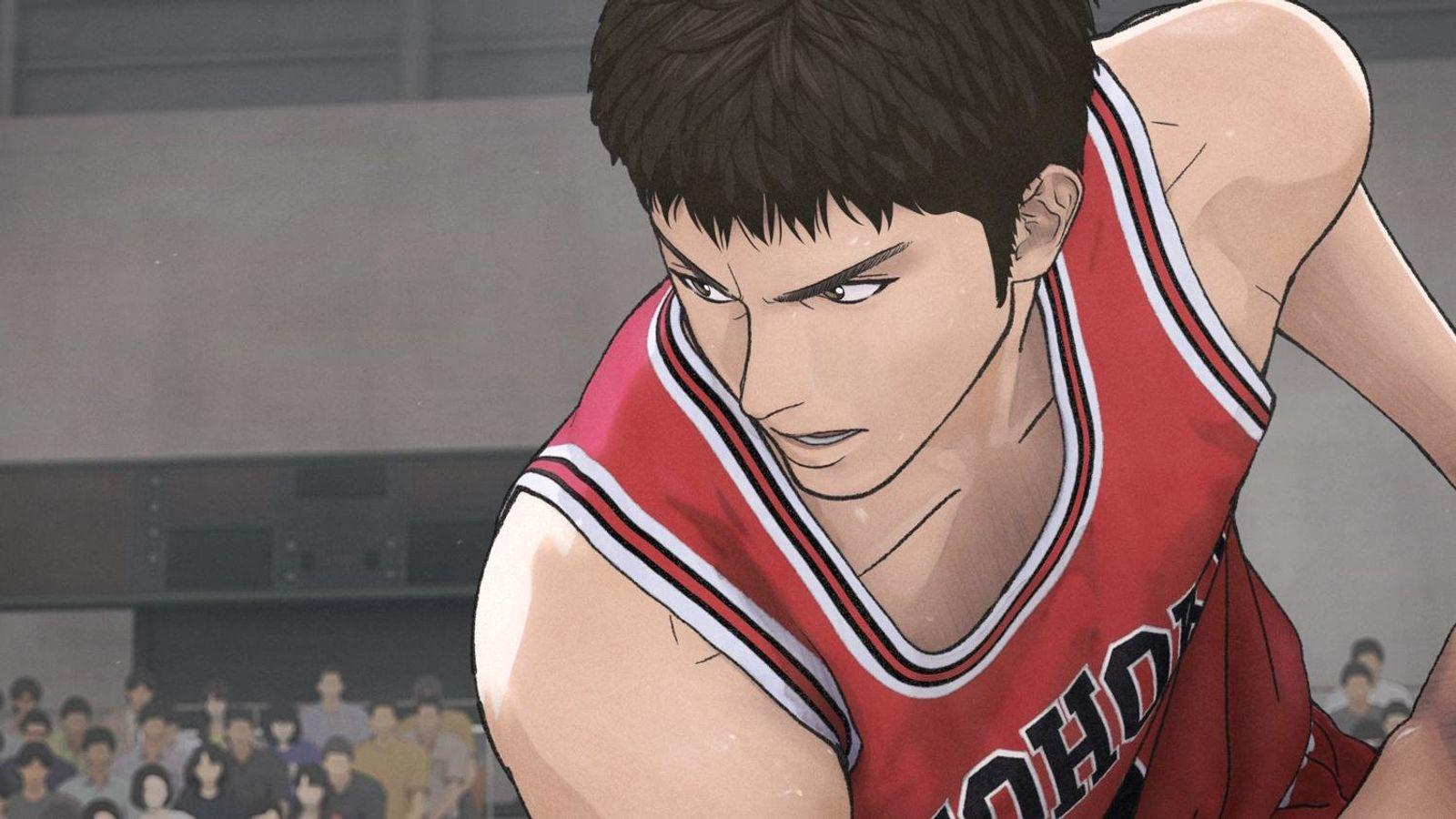 Anime-Basketballspieler in einem roten Trikot, der sich konzentriert. Publikum im Hintergrund. Die Szene spielt in einem Stadion.