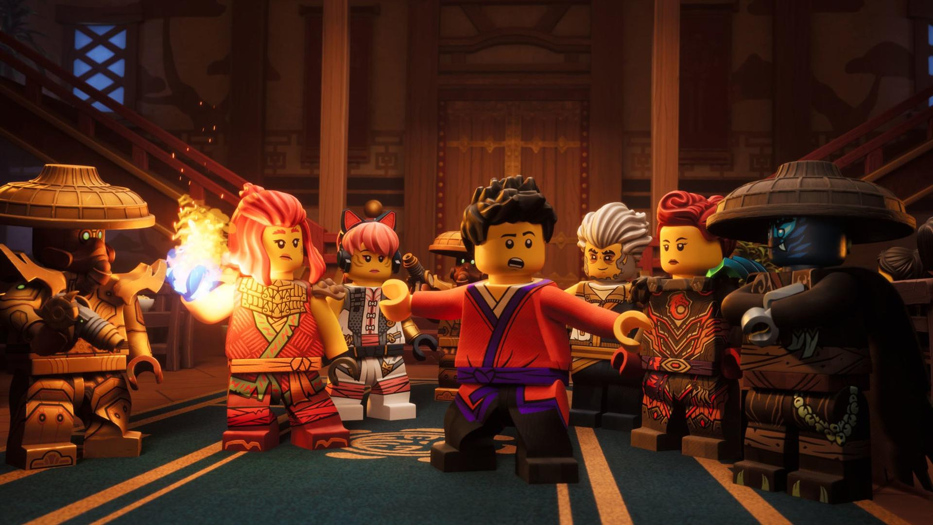 Lego-Figuren in einem Raum. Eine Figur mit roten Haaren hält Feuer. Andere stehen herum. Der Hintergrund hat Holztüren und Treppen.