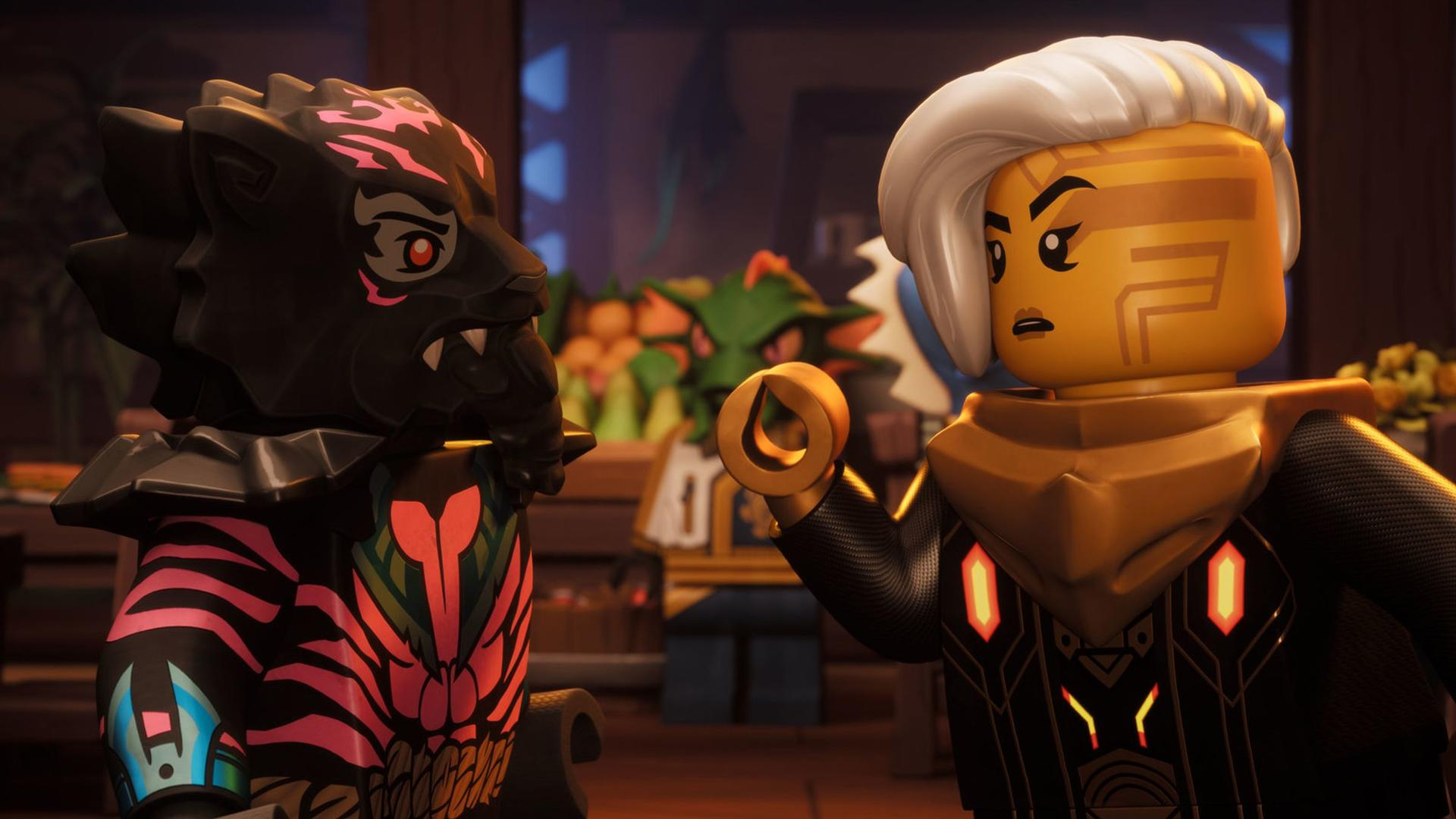 Zwei Lego-Figuren stehen sich gegenüber. Eine trägt eine schwarze Wolfsmaske, die andere hält einen goldenen Ring. Der Hintergrund zeigt Pflanzen und Möbel.