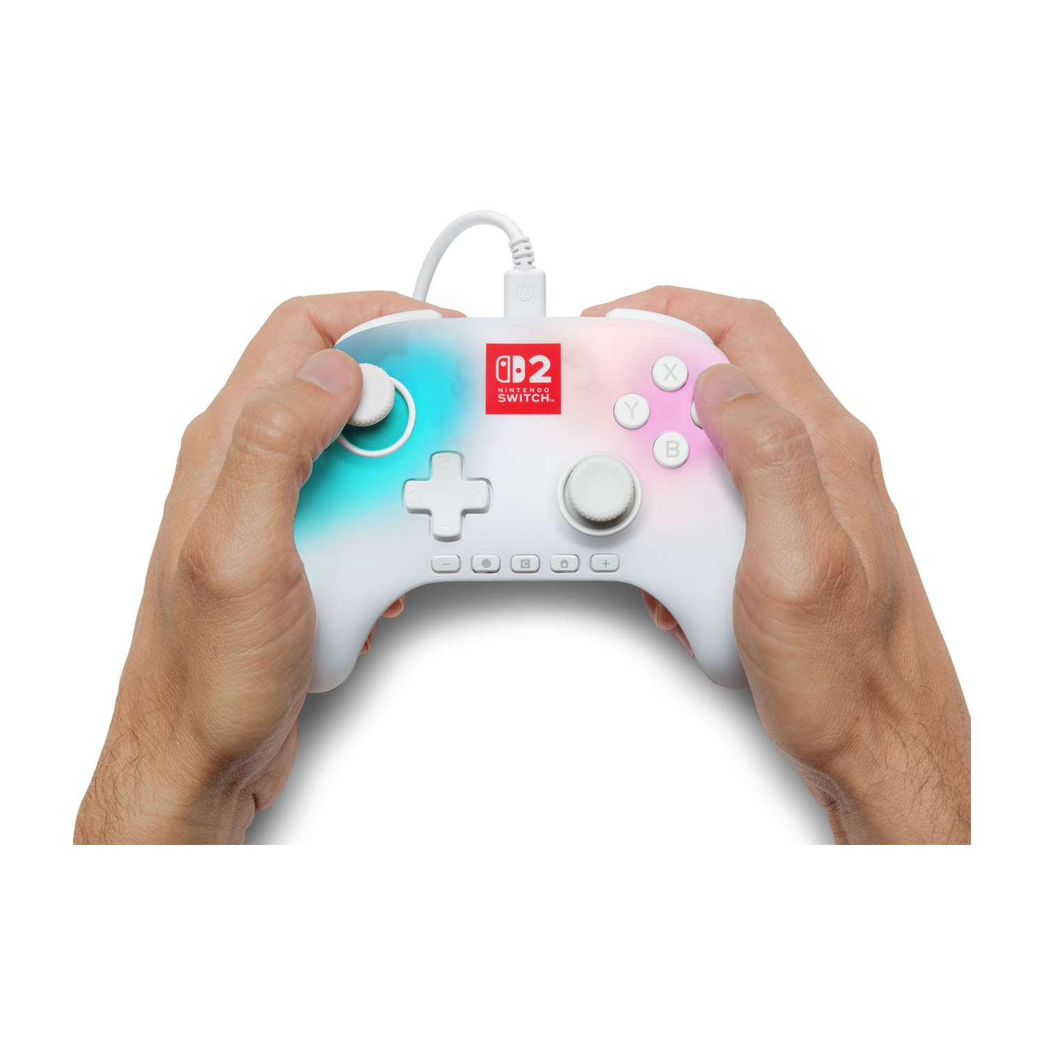 Mani che tengono un controller Nintendo Switch bianco. Il controller ha effetti di luce blu e rosa e il logo Nintendo Switch.