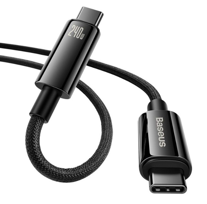 Siyah Baseus USB-C kablosu. 240W etiketli siyah kablo. Kablonun örgülü bir tasarımı var.