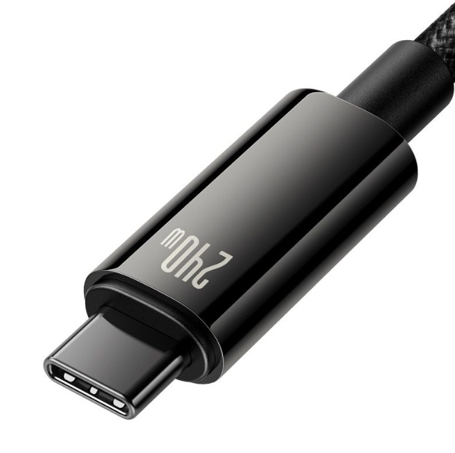 240W işaretli siyah bir USB-C kablosu. Konektör parlak, silindirik. Örgülü kablo. Beyaz arka plan.