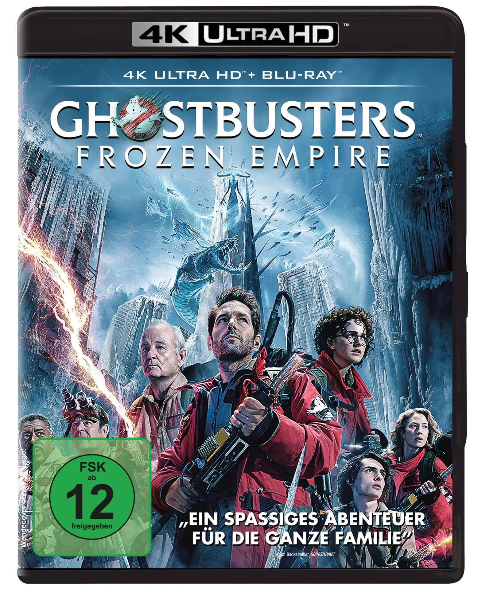 Filmcover von Ghostbusters: Frozen Empire. Mit der Besetzung, einem Monster und einer gefrorenen Stadt im Hintergrund.