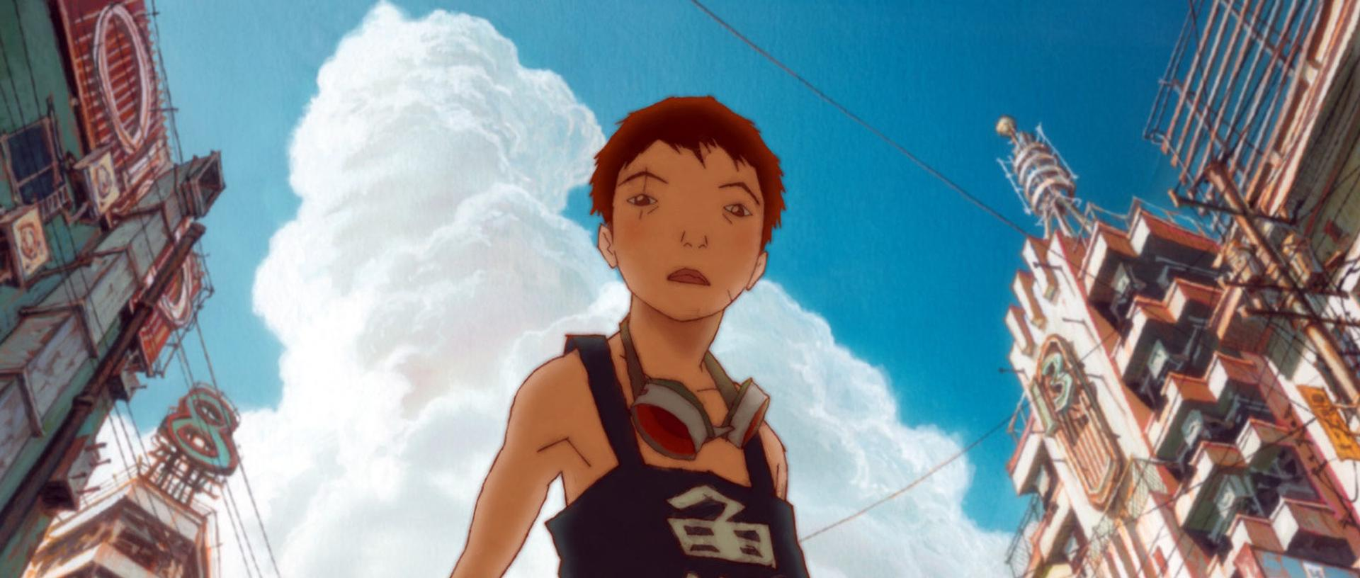 Anime-Illustration einer Person mit roten Haaren, die nach oben blickt, Gebäude an den Seiten und ein bewölkter blauer Himmel im Hintergrund.