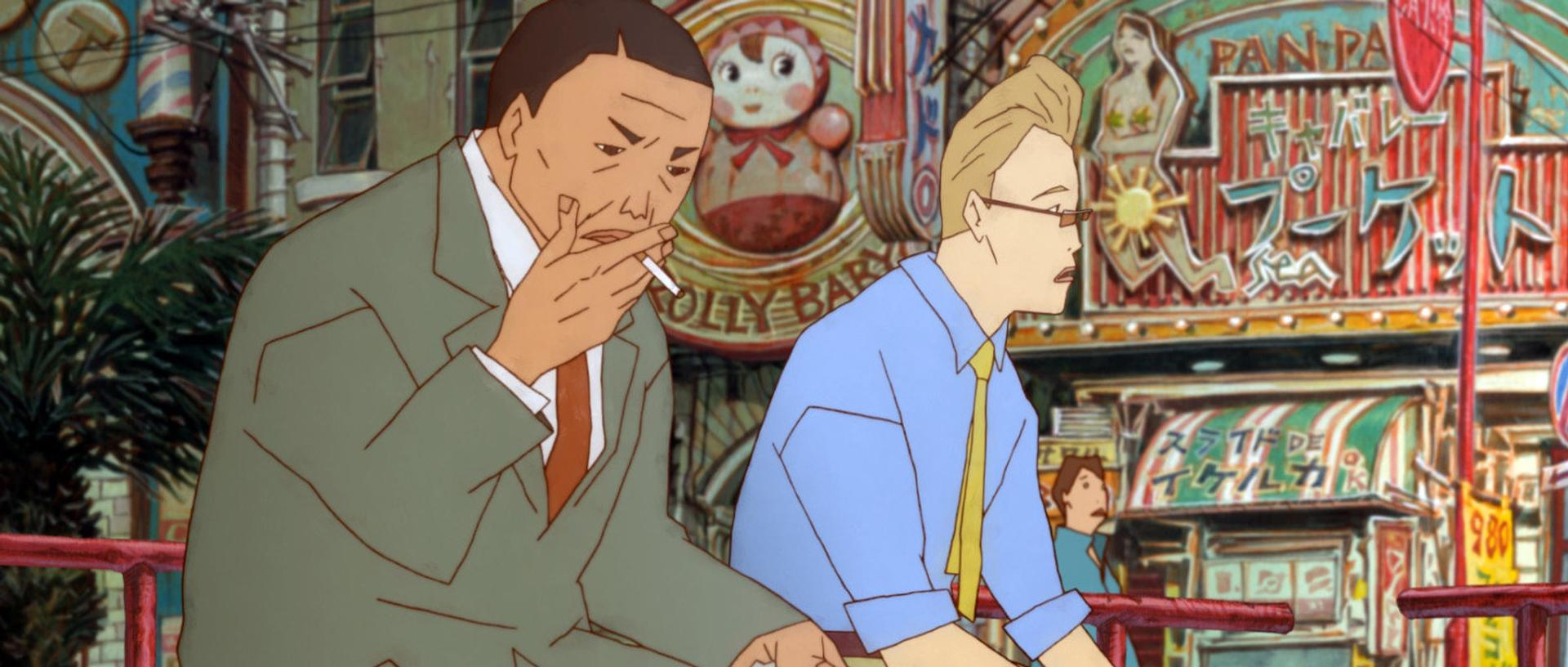 Zwei Männer in einer Stadt, einer raucht. Gebäude mit japanischen Schildern im Hintergrund. Eine Puppe ist sichtbar.