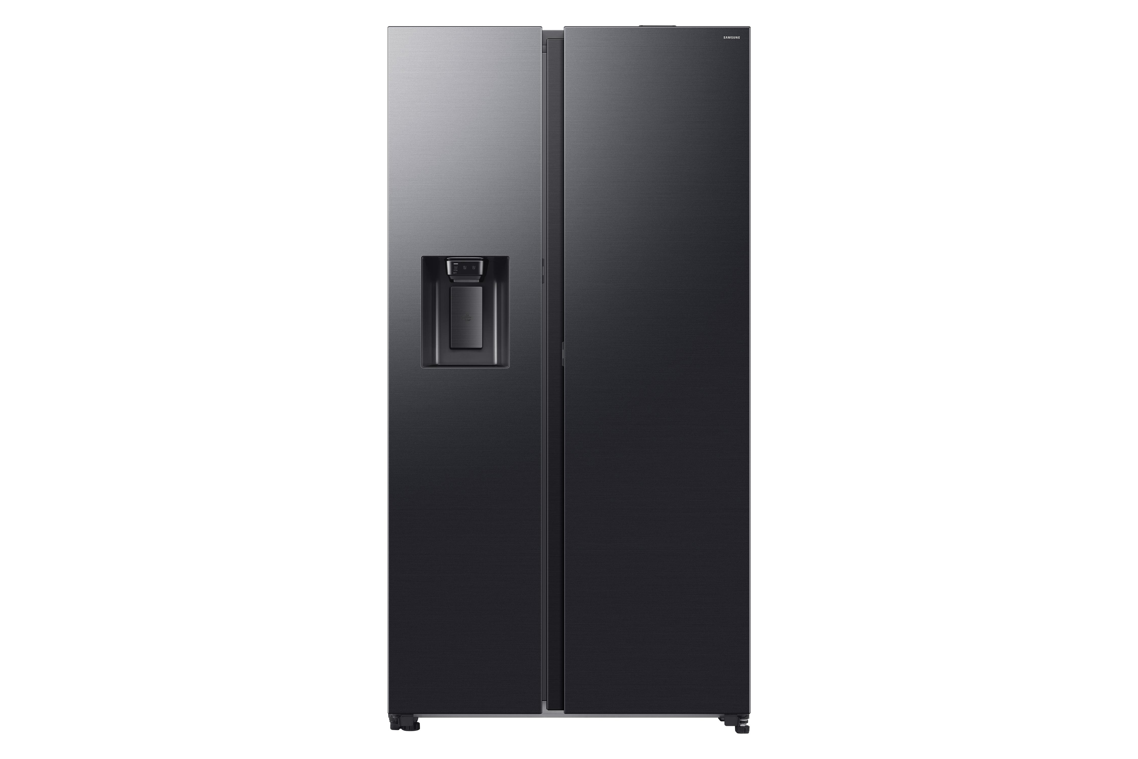 Ein schwarzer Samsung Side-by-Side-Kühlschrank. Er hat einen Wasserspender. Der Hintergrund ist weiß.