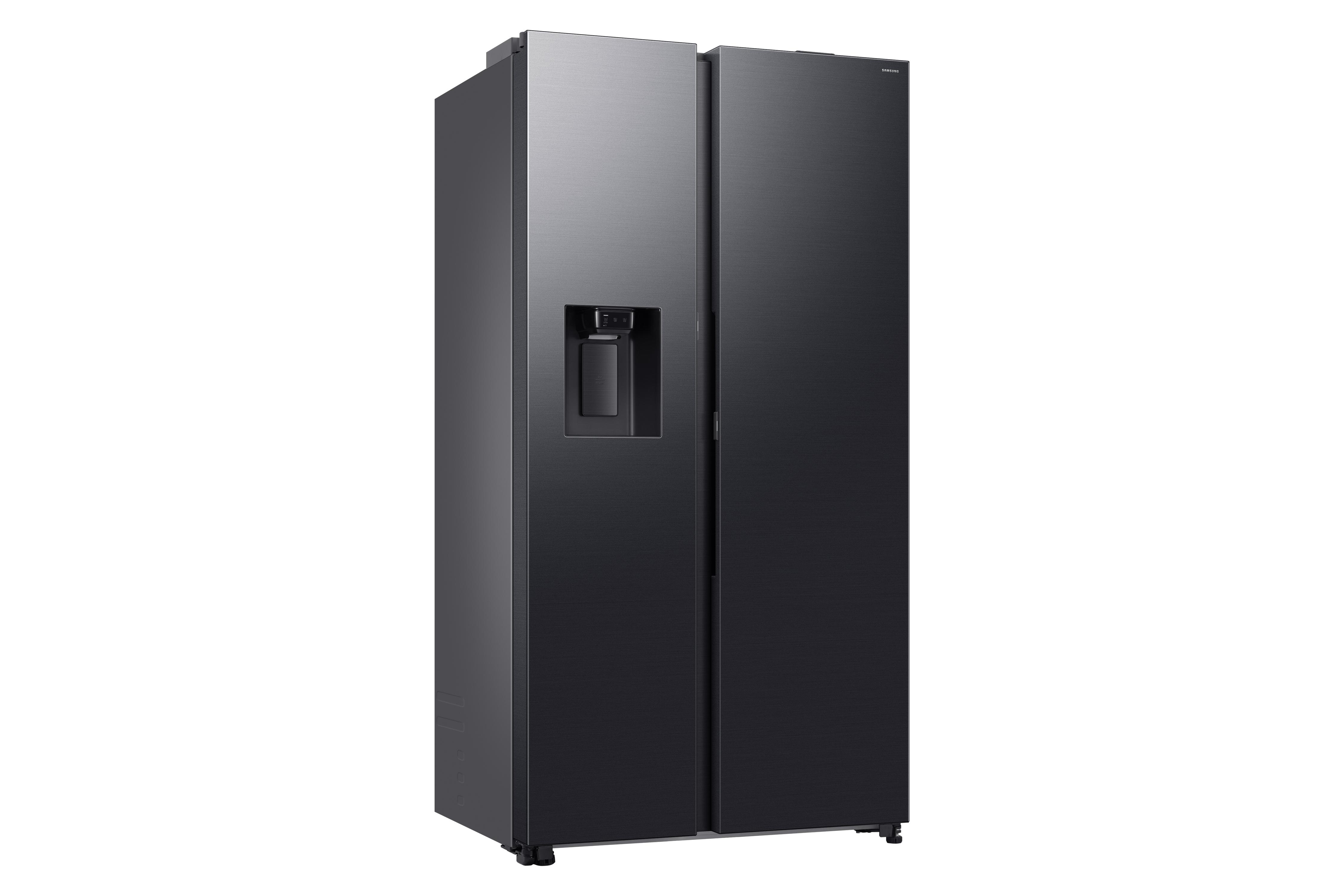 Ein schwarzer Side-by-Side-Kühlschrank steht vor weißem Hintergrund. Er hat einen Wasserspender und den Markennamen.