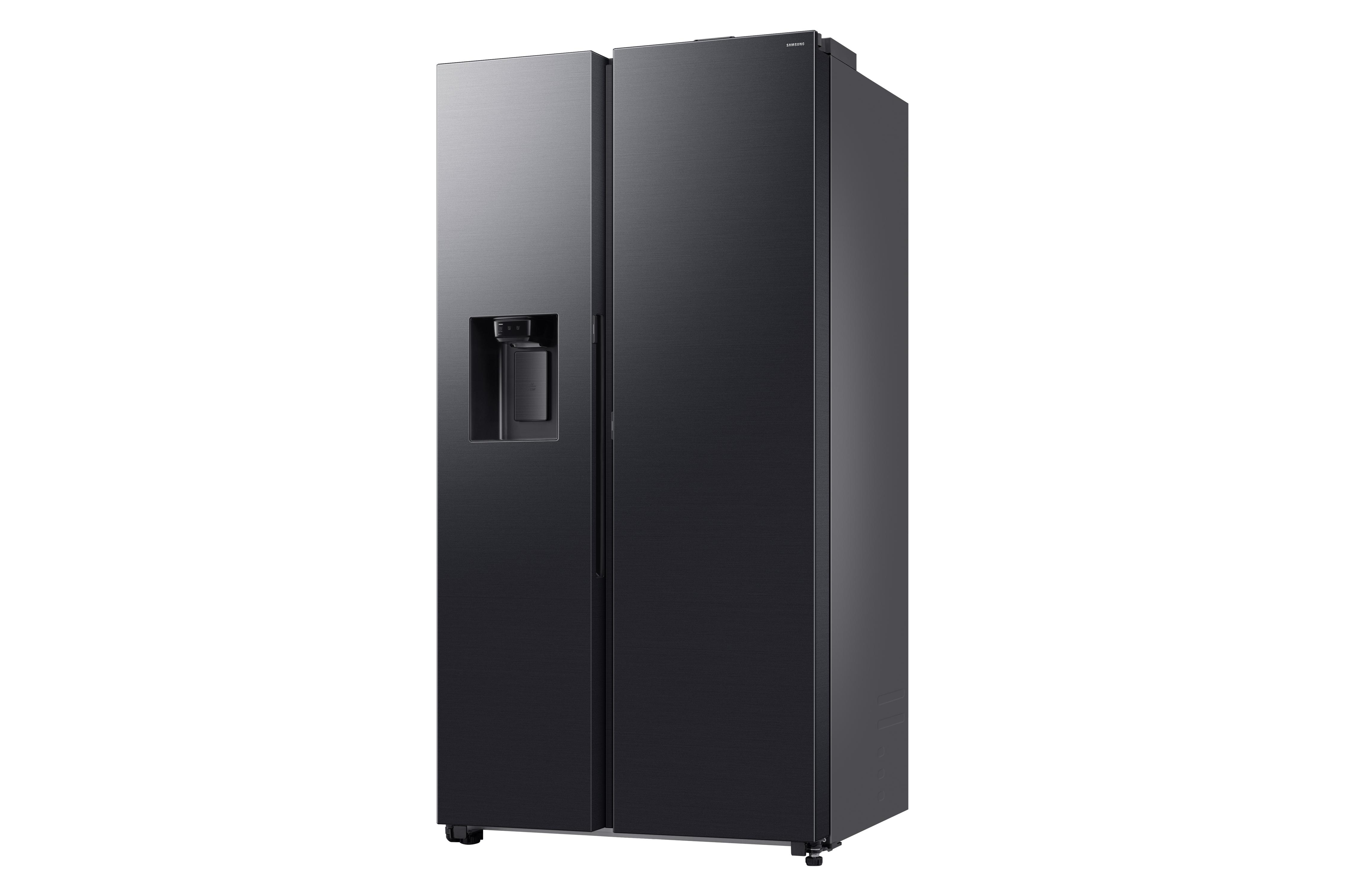 Ein schwarzer Side-by-Side-Kühlschrank. Er hat einen Wasserspender und das Samsung-Logo oben.