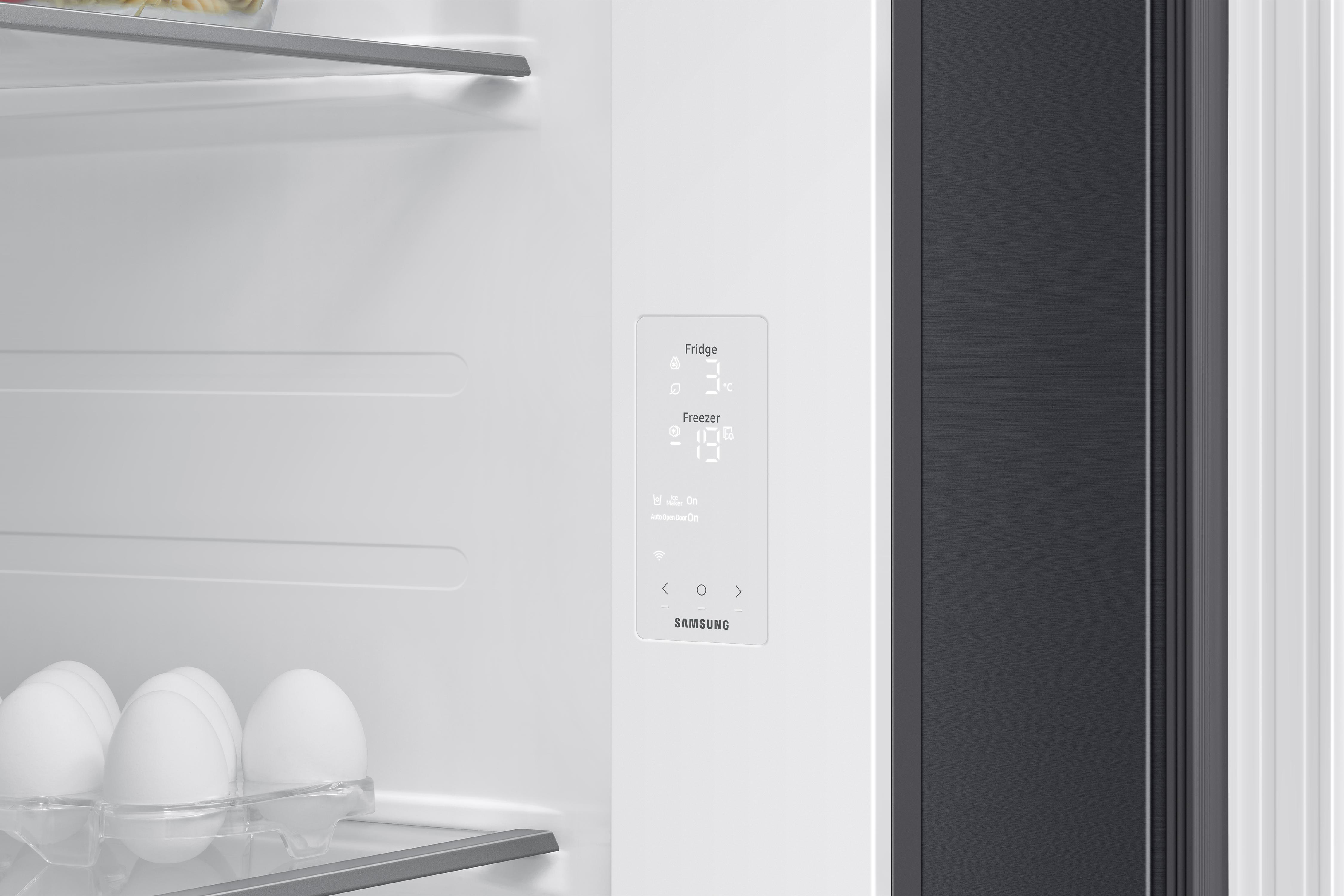 Im Kühlschrank. Digitalanzeige zeigt 3°C für den Kühlschrank, -19°C für das Gefrierfach. Eier im Fach.