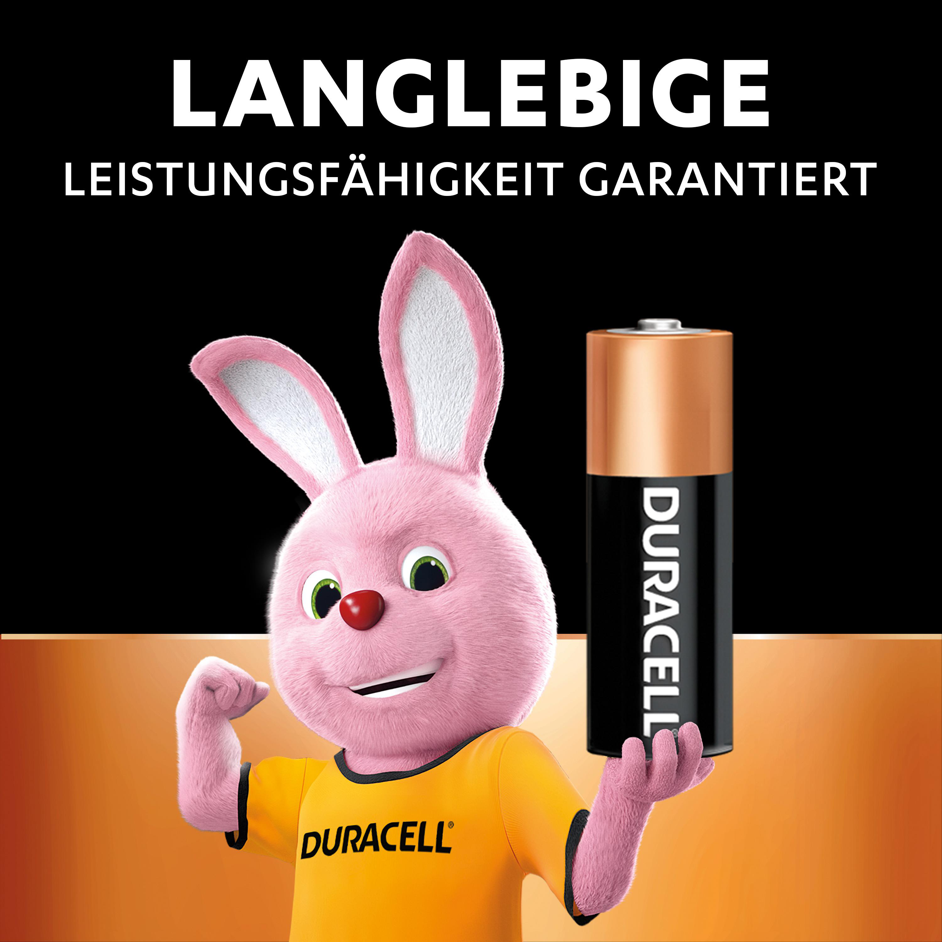 Rosa Hase hält eine Duracell-Batterie. Hase trägt ein gelbes T-Shirt. Text: 'Langlebige Leistung garantiert'.
