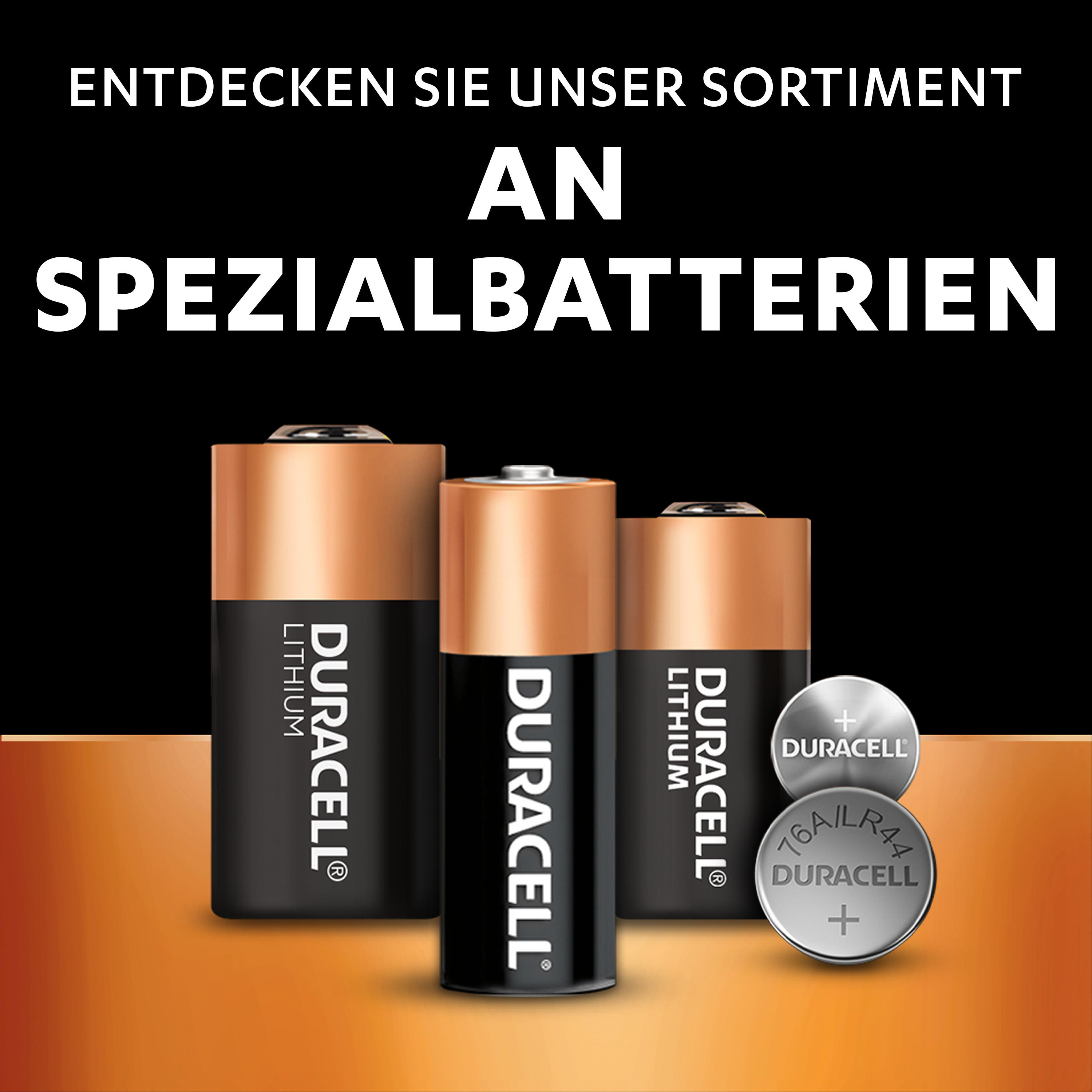 Das Bild zeigt Duracell-Batterien und Text auf Deutsch. Drei zylindrische Batterien und zwei Knopfzellen sind sichtbar.